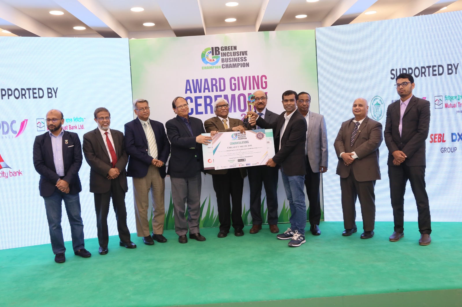 Orgavet Medicine receiving the Top 10 Award